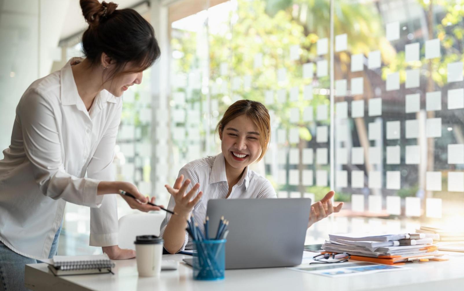 Tableau d'analyse de données SEO lors d'une session collaborative