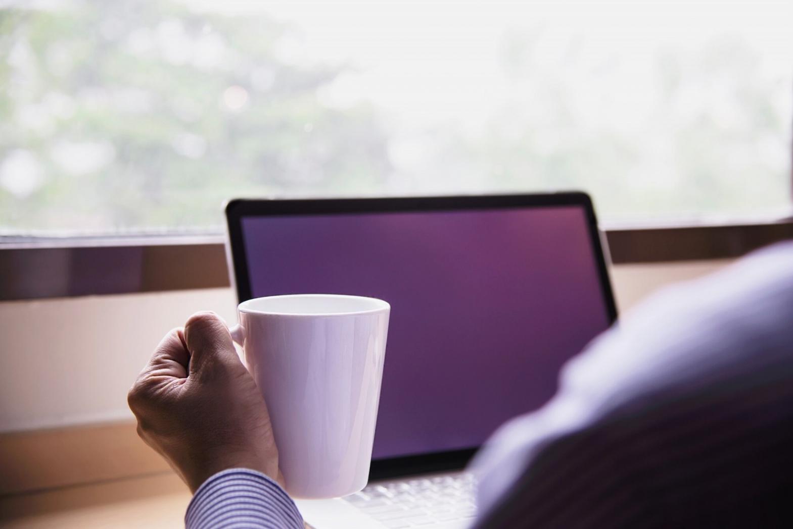 Processus d'audit SEO avec outils d'analyse et tableaux de données